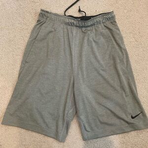 Men’s Small short
Nike light gray
Excellent Condition